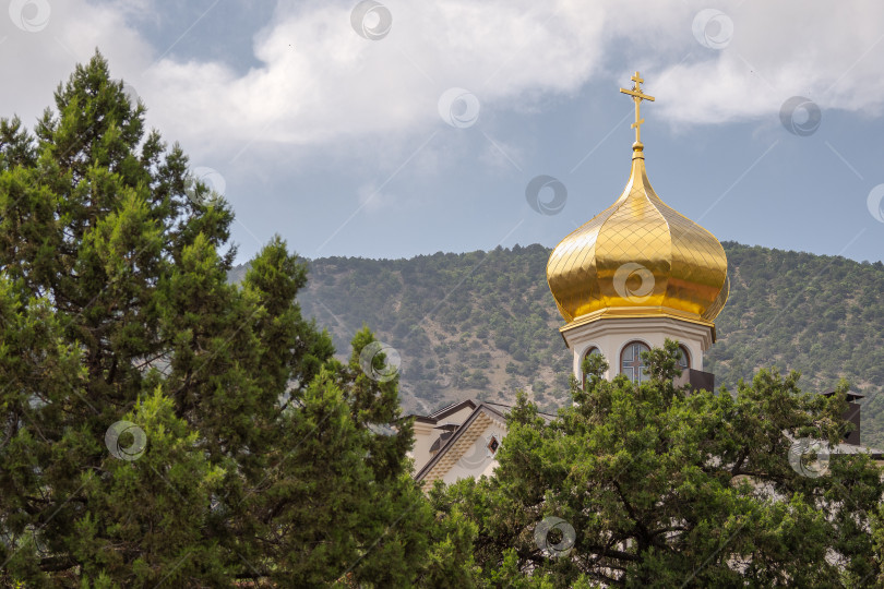 Скачать Золотой купол на фоне горной гряды и голубого неба фотосток Ozero