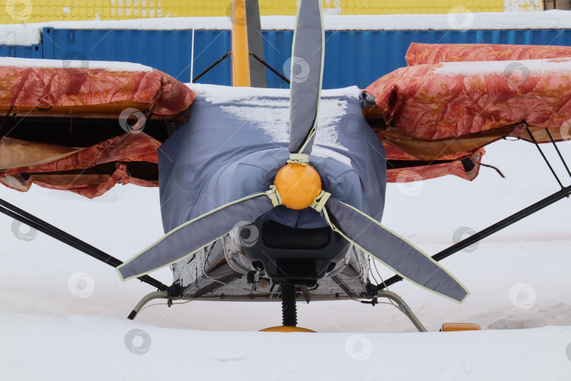 Скачать Самолет из малой авиации в снегу зимой на аэродроме фотосток Ozero