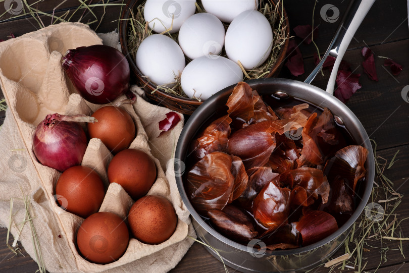 Скачать Раскрашиваем куриные яйца на Пасху луковой шелухой. фотосток Ozero