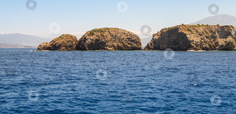 Скачать три камня в воде фотосток Ozero