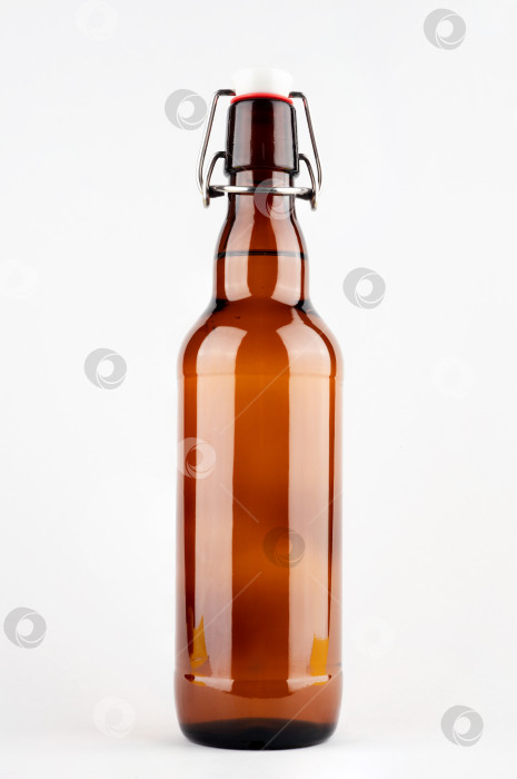 Скачать Коричневая пивная бутылка с пробкой из стекляруса, выделенная на белом фоне. фотосток Ozero