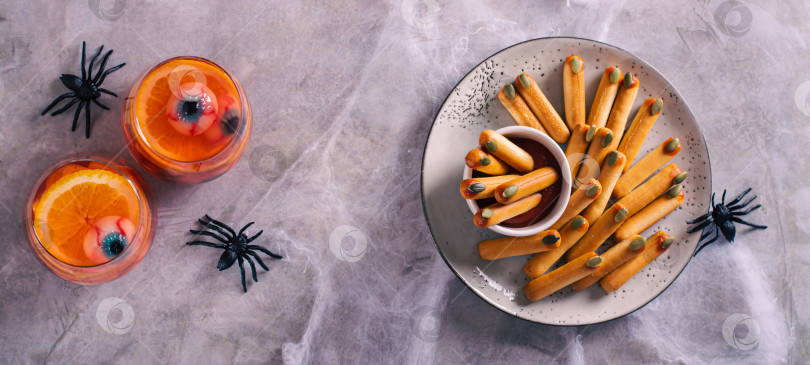 Скачать Пикантные хлебные палочки на Хэллоуин с тыквенными семечками и кетчупом фотосток Ozero
