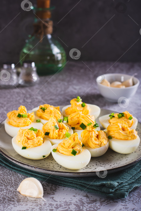 Скачать Яйца, начиненные смесью желтка, сыра, чеснока и майонеза фотосток Ozero