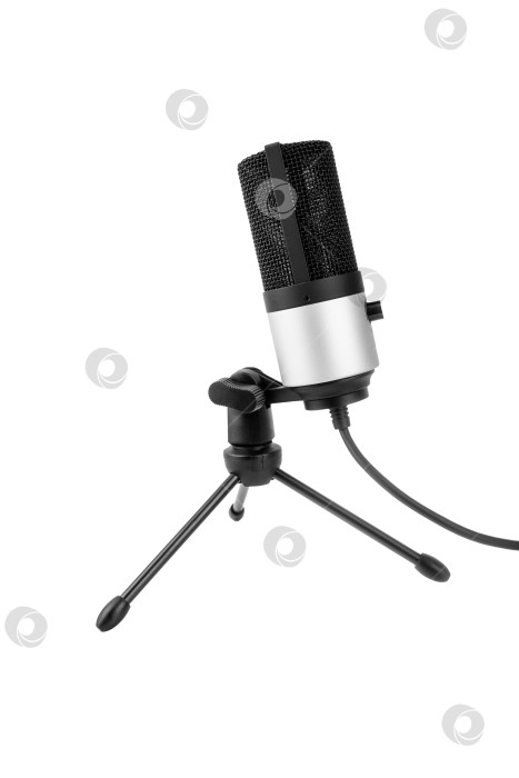 Скачать Студийный конденсаторный профессиональный микрофон, на подставке белый фон фотосток Ozero