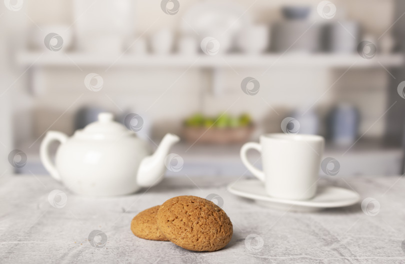 Скачать печенье на столе с чашкой и чайником фотосток Ozero