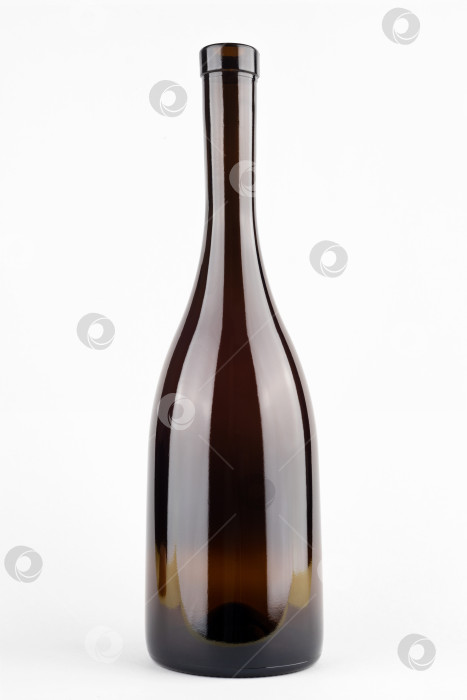 Скачать Пустая винная бутылка, выделенная на белом фоне. фотосток Ozero