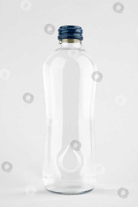 Скачать Стеклянная бутылка с водой, выделенная на белом фоне. Со значком капли воды. фотосток Ozero