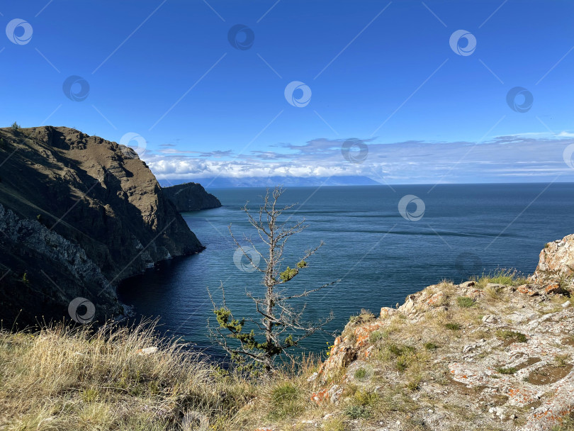 Скачать Прекрасный вид на озеро Байкал, мыс Хобой, Ольхон, Россия фотосток Ozero