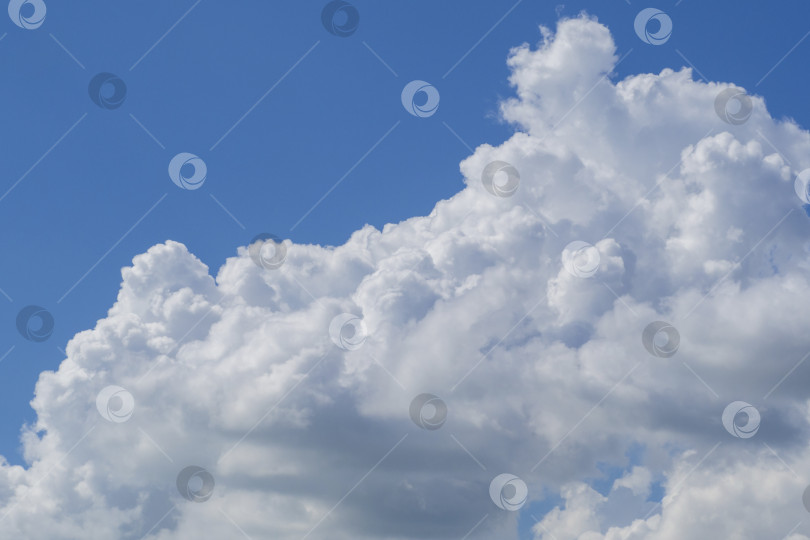 Скачать Огромное белое пушистое облако в голубом небе фотосток Ozero