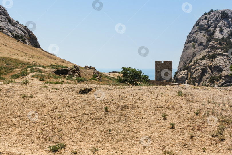 Скачать Остатки крепости между каменными утесами. фотосток Ozero