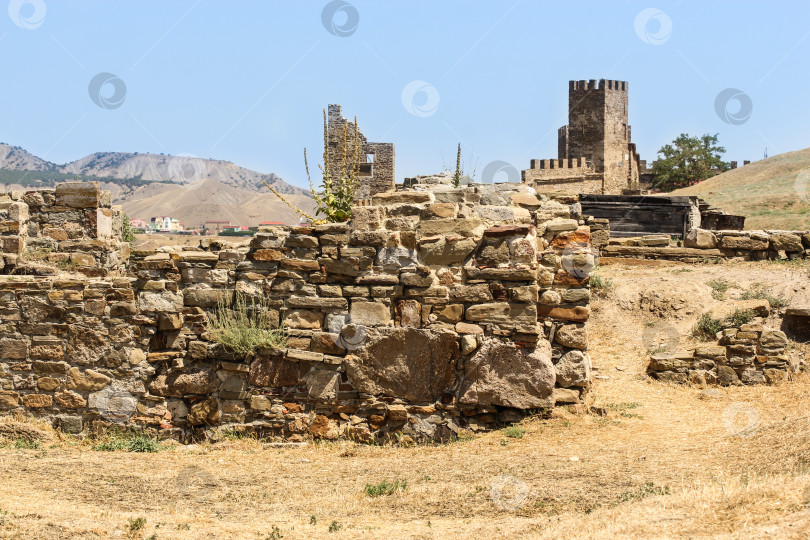 Скачать Остатки древних стен. фотосток Ozero