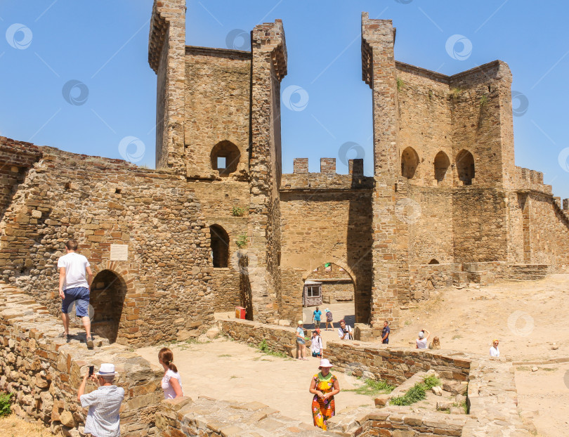 Скачать Туристы на развалинах древней крепости. фотосток Ozero