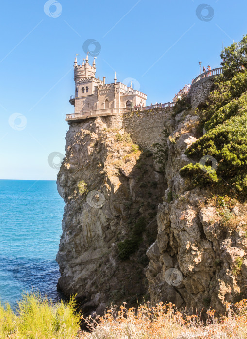 Скачать Замок находится на вершине высокой скалы. фотосток Ozero