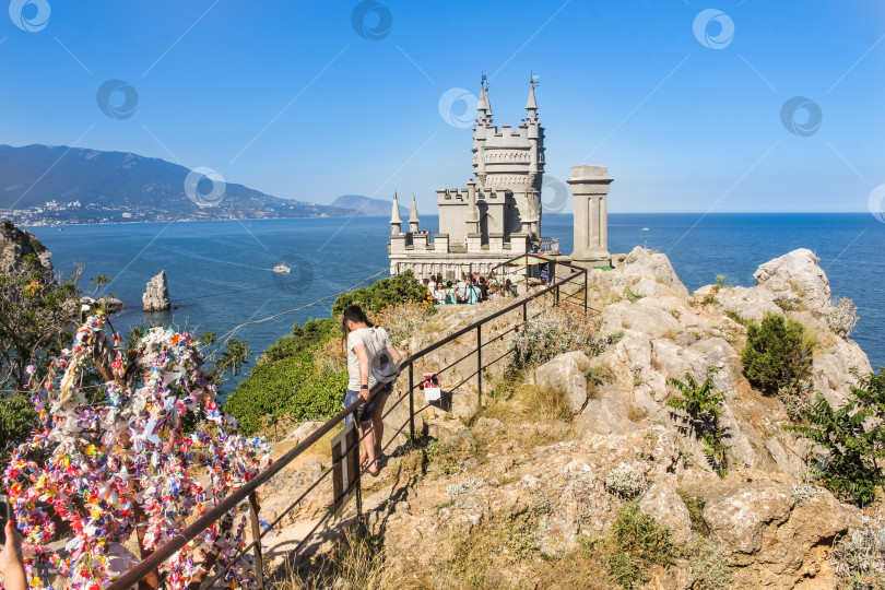 Скачать Замок на вершине скалы у моря. фотосток Ozero