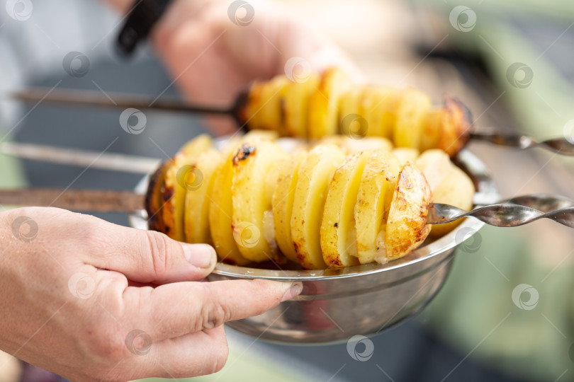 Скачать Картофель с беконом на углях. Приготовление пищи на открытом воздухе, кемпинг фотосток Ozero
