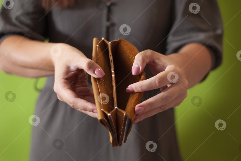 Скачать Банкротство - Деловой человек с пустым кошельком в руках. Кожаный бумажник. фотосток Ozero