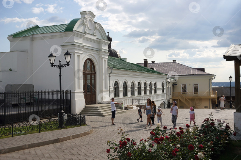 Скачать Казань, Татарстан, Россия - июнь 2023: туристы на территории Казанского Кремля фотосток Ozero