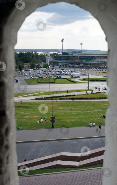 Скачать Казань, Татарстан, Россия - июнь 2023: вид на Центральный стадион из бойницы стены Казанского Кремля фотосток Ozero
