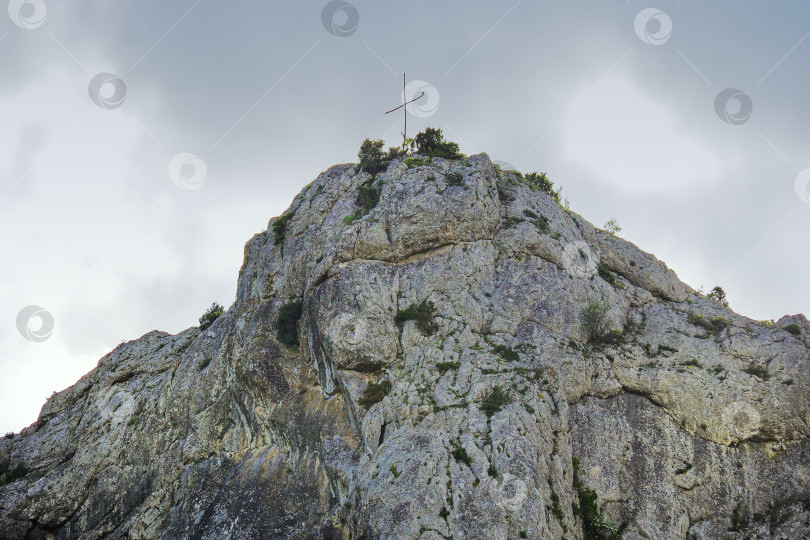 Скачать Крест на вершине скалы. фотосток Ozero