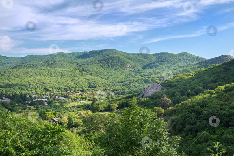 Скачать Поселок в долине в горах Крыма. фотосток Ozero