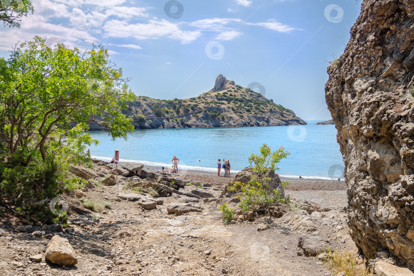 Скачать Пляж и бухта на морском побережье Крыма. фотосток Ozero