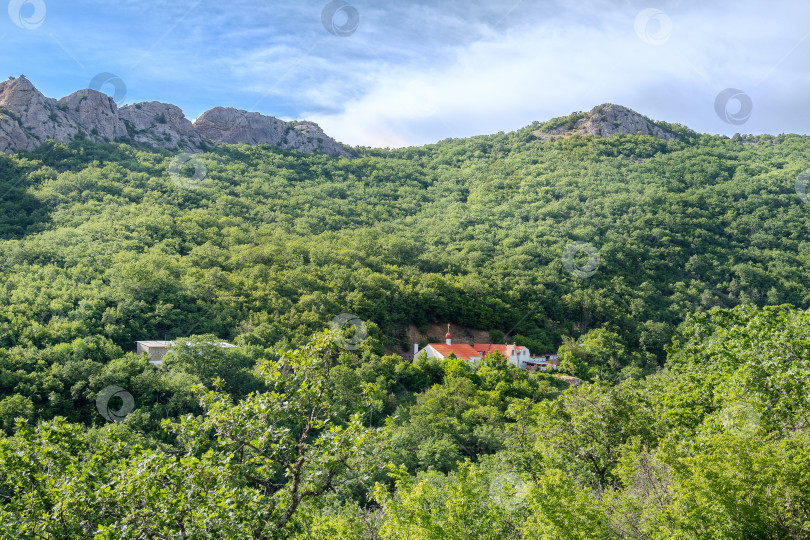 Скачать Вид уединенного монастыря в горах крыма на фоне гор и неба. фотосток Ozero