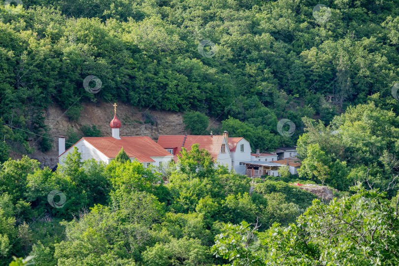 Скачать Крыши уединенного монастыря в горах Крыма. фотосток Ozero