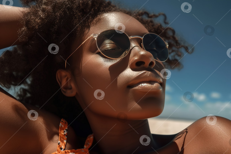Скачать Симпатичная чернокожая молодая женщина в солнцезащитных очках отдыхает на пляже в солнечный день. Портрет красивой афроамериканки с закрытыми глазами, наслаждающейся отдыхом. Порождающий искусственный интеллект фотосток Ozero
