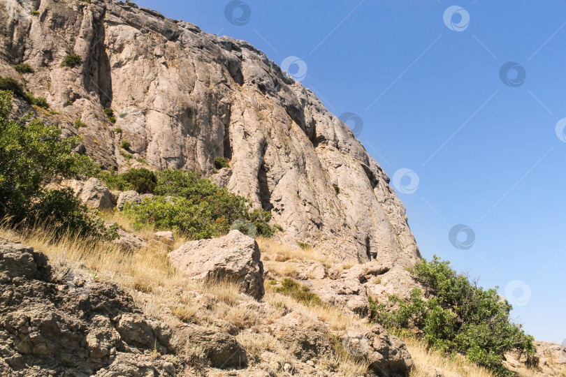 Скачать Отвесная скала из камня. фотосток Ozero