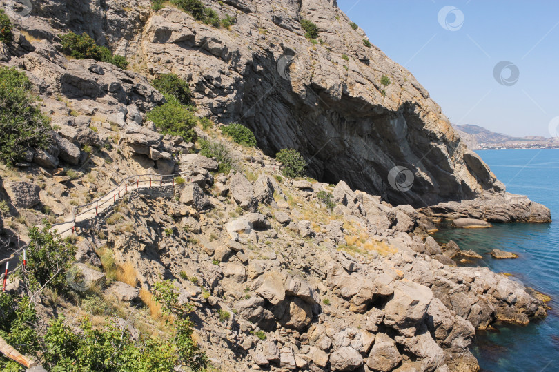 Скачать Каменная осыпь на берегу. фотосток Ozero