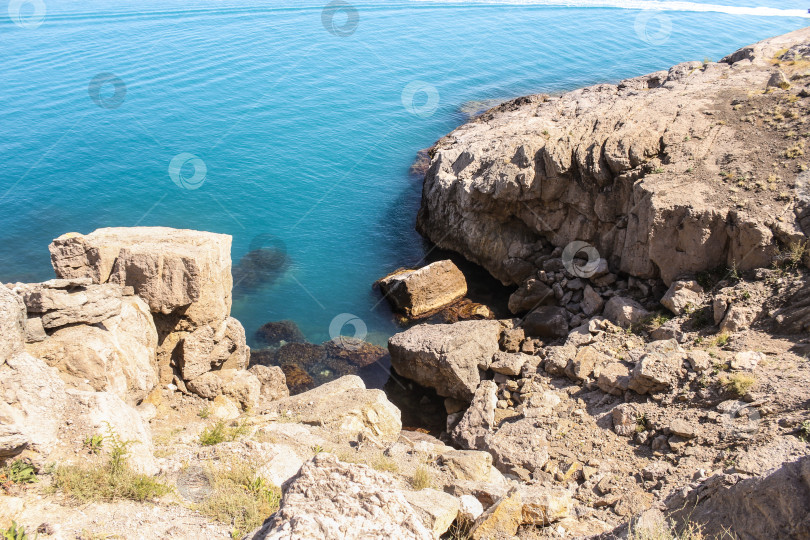 Скачать Скалистое углубление на берегу. фотосток Ozero