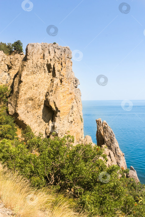 Скачать Отвесные скалы над морем. фотосток Ozero