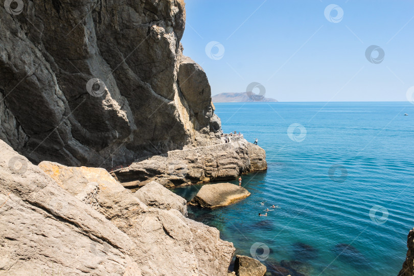 Скачать Огромная каменная скала на берегу моря. фотосток Ozero