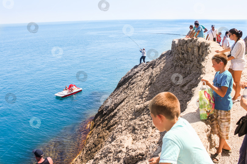 Скачать Люди смотрят на море с высоты. фотосток Ozero