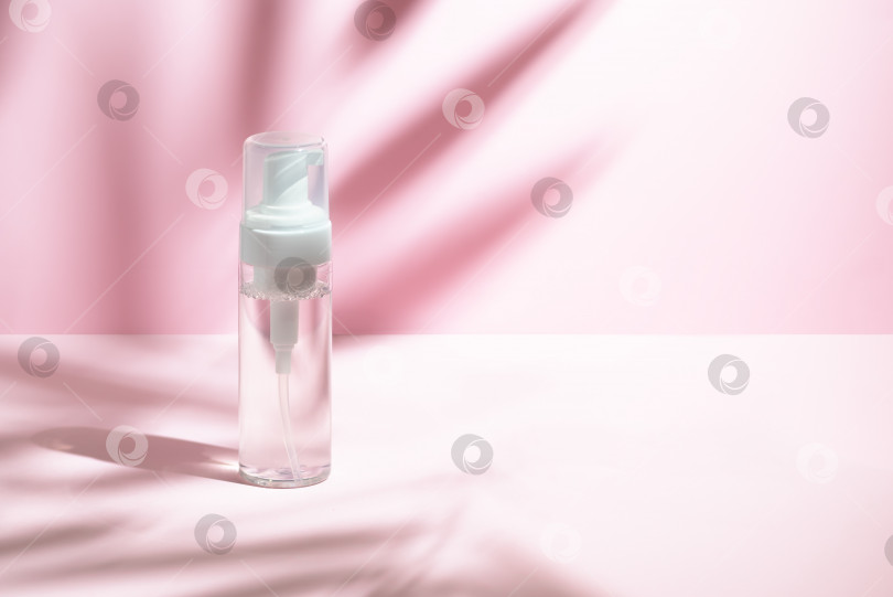 Скачать Красивое прозрачное косметическое масляное мыло на розовом фоне с тенями и пробелом для копирования фотосток Ozero
