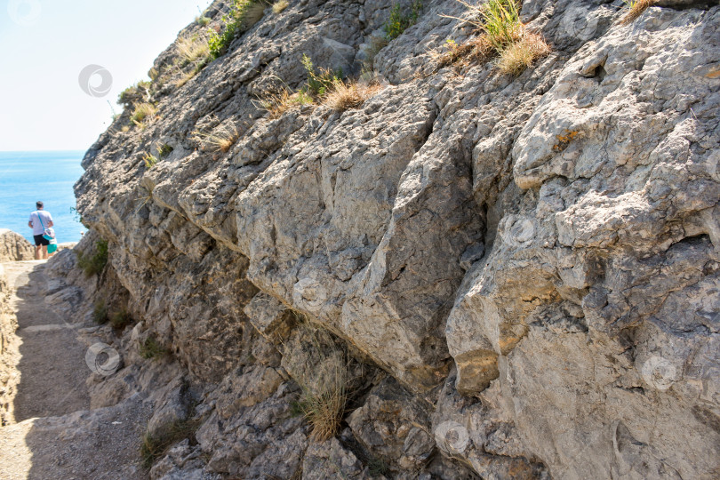 Скачать Каменная скала вдоль тропинки. фотосток Ozero