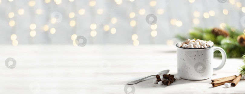 Скачать Рождественский баннер с белой чашкой с горячим шоколадом и зефиром на палочках корицы с гирляндой огней фотосток Ozero