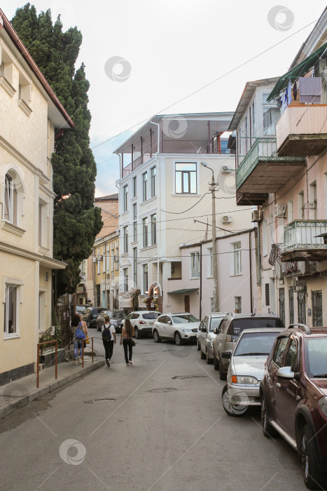 Скачать Машины, припаркованные на улице. фотосток Ozero