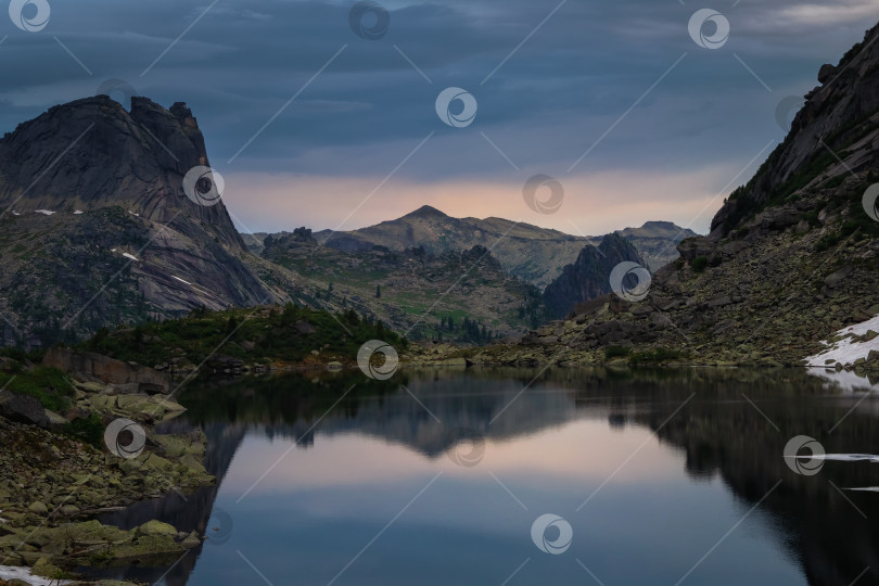 Скачать Потрясающий рассвет на озере. Озеро горных духов в Ергаках на фотосток Ozero