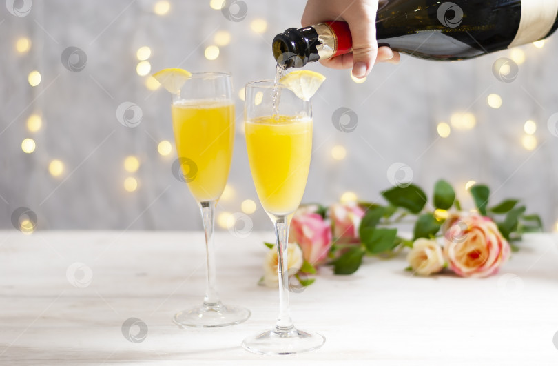 Скачать Праздничный напиток "Мимоза" на Рождество - Коктейль из шампанского "Мимоза" с апельсиновым соком для вечеринки фотосток Ozero