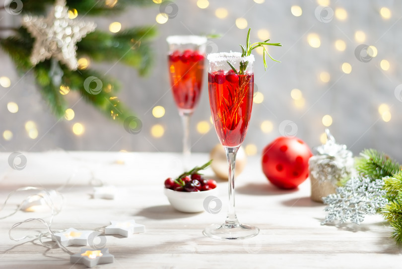 Скачать Праздничный напиток "Мимоза" на Рождество - коктейль из красного шампанского "Мимоза" с клюквой для рождественской вечеринки, copy space фотосток Ozero