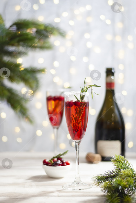 Скачать Праздничный напиток "Мимоза" на Рождество - коктейль из красного шампанского "Мимоза" с клюквой для рождественской вечеринки, copy space фотосток Ozero