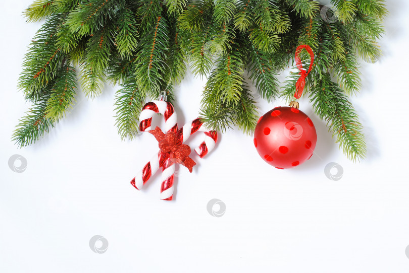 Скачать Новогодняя и рождественская чашка с еловыми ветками и красными и золотыми украшениями на белом фоне фотосток Ozero