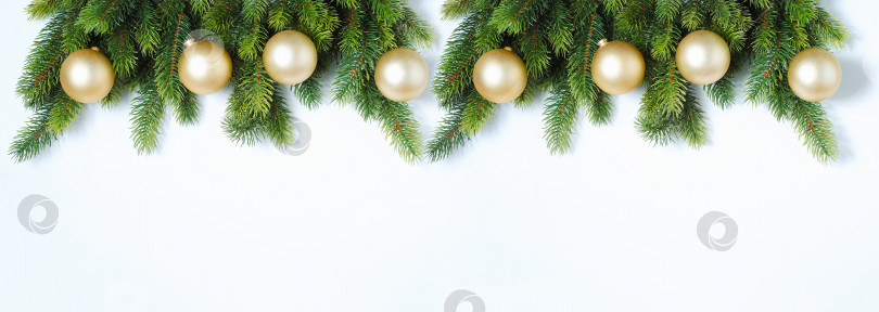 Скачать Баннер с рождественским макетом с еловыми ветками и красными и золотыми украшениями на деревянном фоне фотосток Ozero