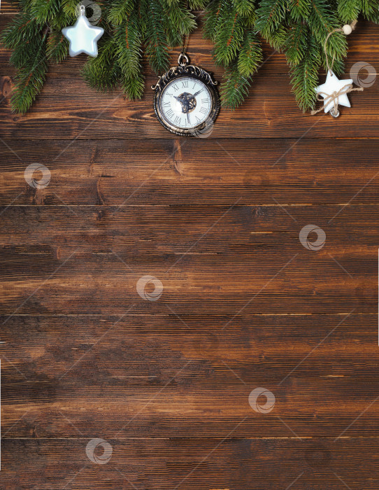 Скачать Рождественский макет с еловыми ветками и белыми украшениями на деревянном фоне фотосток Ozero