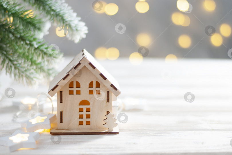 Скачать Игрушечный домик и рождественская елка, абстрактный светло-белый естественный праздничный фон с пространством для копирования фотосток Ozero