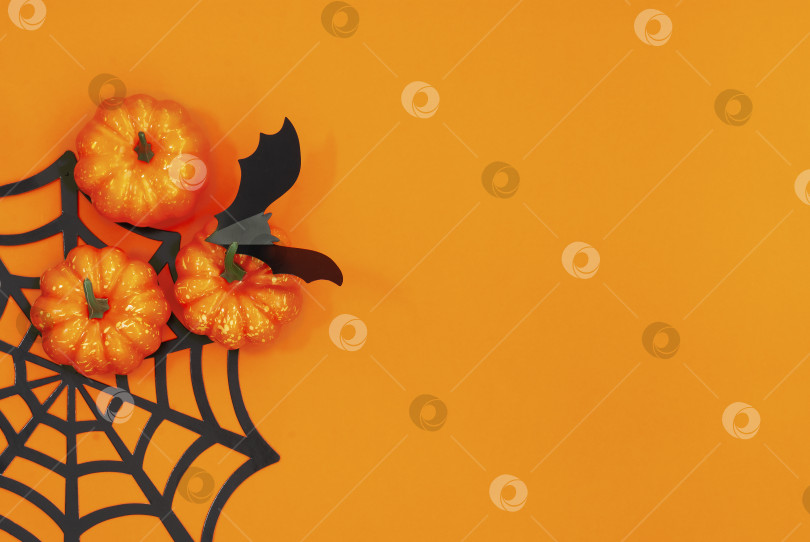 Скачать Плоская обложка на Хэллоуин с тыквами, пауками и летучей мышью на оранжевом фоне фотосток Ozero