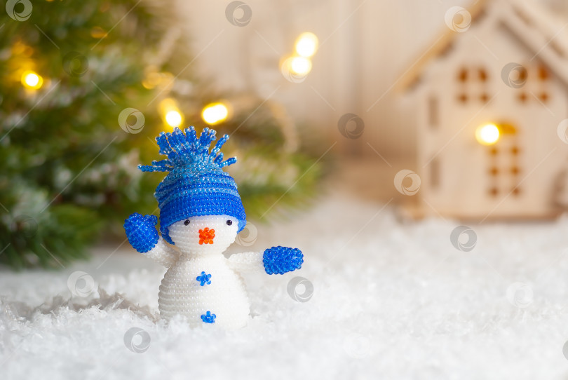 Скачать Рождественская игрушка-украшение снеговика с копировальным пространством. Красивая новогодняя поздравительная открытка к зимнему празднику фотосток Ozero