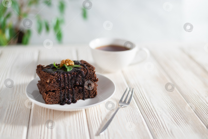 Скачать Вкусный какао-пирог брауни с шоколадом и орехами фотосток Ozero