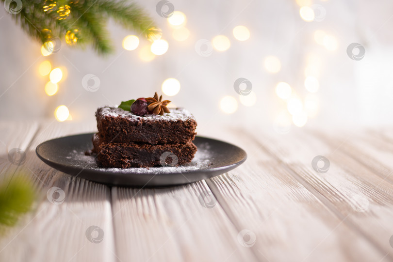 Скачать Шоколадный торт на праздничном столе с рождественскими украшениями фотосток Ozero